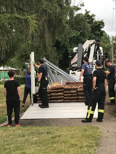 das Zelt und die Biertischgarnituren werden geliefert